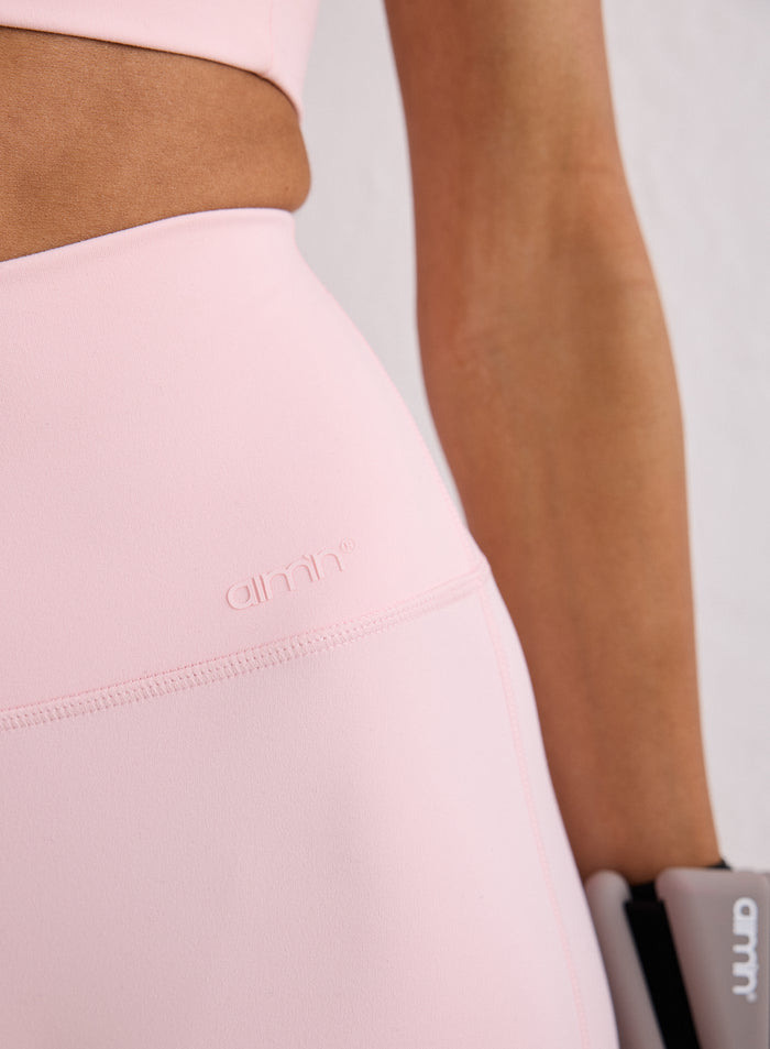 Lähikuva vaaleanpunaisten Ballerina Sense Straight Leg Petite Tights -trikoiden vyötärönauhasta, jossa on sävyyn sointuva aim'n-logo [S-170cm]