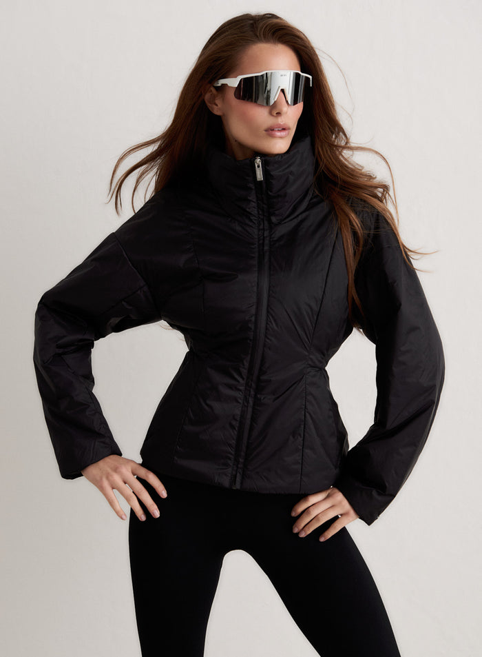 Musta aim'n High Neck Contour Jacket topatulla muotoilulla, korkealla kauluksella ja muotoilevilla saumoilla. [S-174cm]