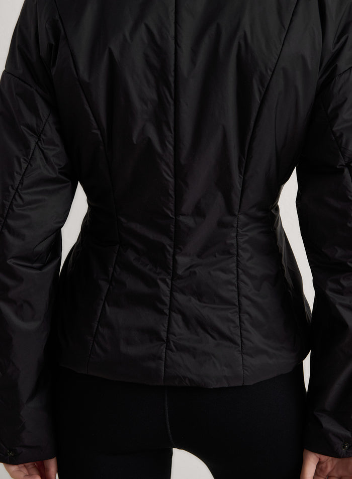 Mustan aim'n High Neck Contour Jacket -takin selkäosan muotoilevat saumat ja toppaus lähikuvassa. [S-174cm]