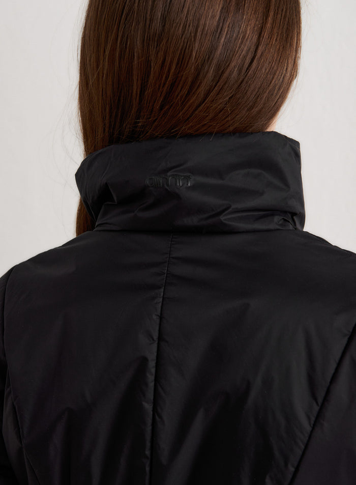 Musta topattu High Neck Contour Jacket takaa, jossa korkea kaulus ja hillitty aim'n-logo. [S-174cm]