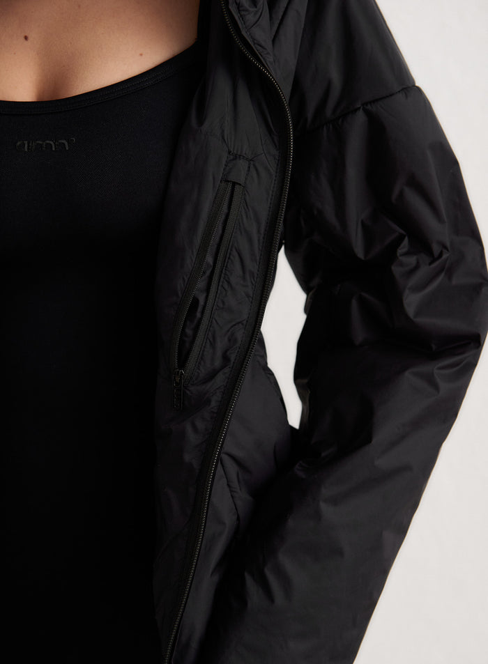 Musta topattu aim'n High Neck Contour Jacket sileästä materiaalista vetoketjutaskulla. [S-174cm]