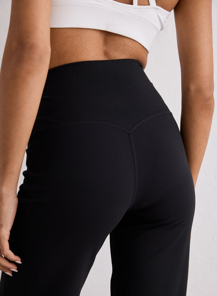 Lähikuva takaa mustista aim'n Sense Straight Leg Petite Tights -trikoista, joissa näkyy korkea vyötärönauha ja V-muotoinen tikkaus