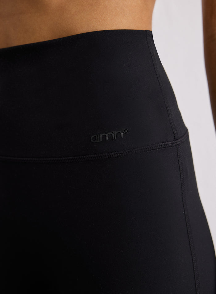 Lähikuva Black Sense Straight Leg Petite Tights -trikoiden vyötärönauhasta, jossa on aim'n-logo