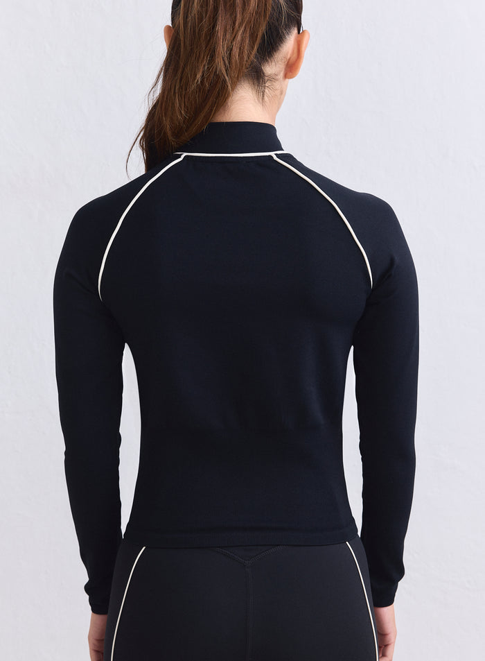 Musta saumaton aim'n Shape Seamless Contrast Zip Jacket valkoisilla tereillä takaa katsottuna. [XS-165cm]