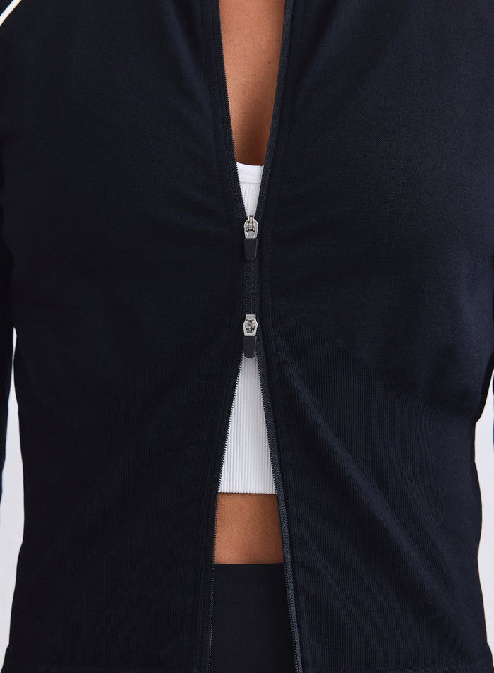 Musta aim'n Shape Seamless Contrast -vetoketjutakki valkoisilla tereillä ja kaksisuuntaisella vetoketjulla. [XS-165cm]