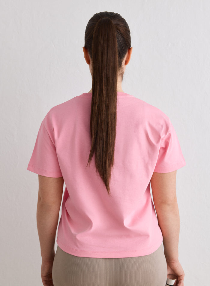 Nainen takaapäin yllään aim'n Blush Boxy T-shirt [L-174cm]