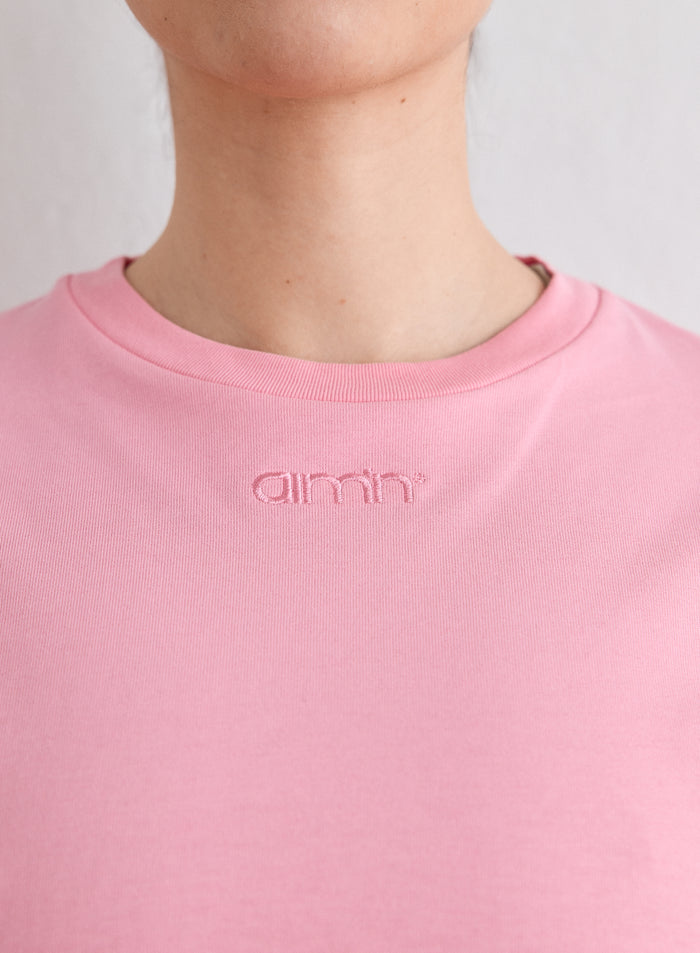 Lähikuva Blush Boxy T-shirt -paidan pääntiestä ja kirjaillusta aim'n-logosta [L-174cm]