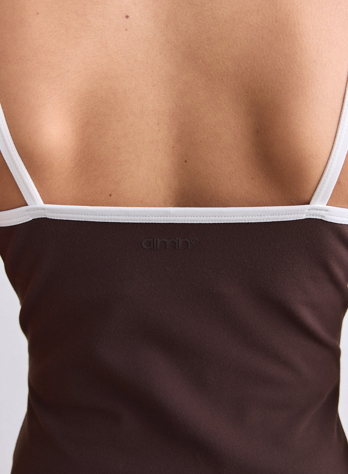 Suklaanruskea Sense Contour Singlet takaapäin, valkoiset olkaimet ja pieni aim'n-logo. [S-165cm]