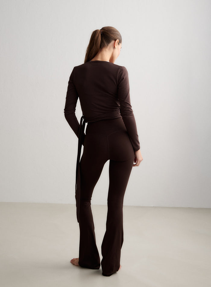 Suklaanruskeat korkeavyötäröiset aim'n Sense Flare Tall Tights ja kietaisutoppi takaapäin. [S-174cm]