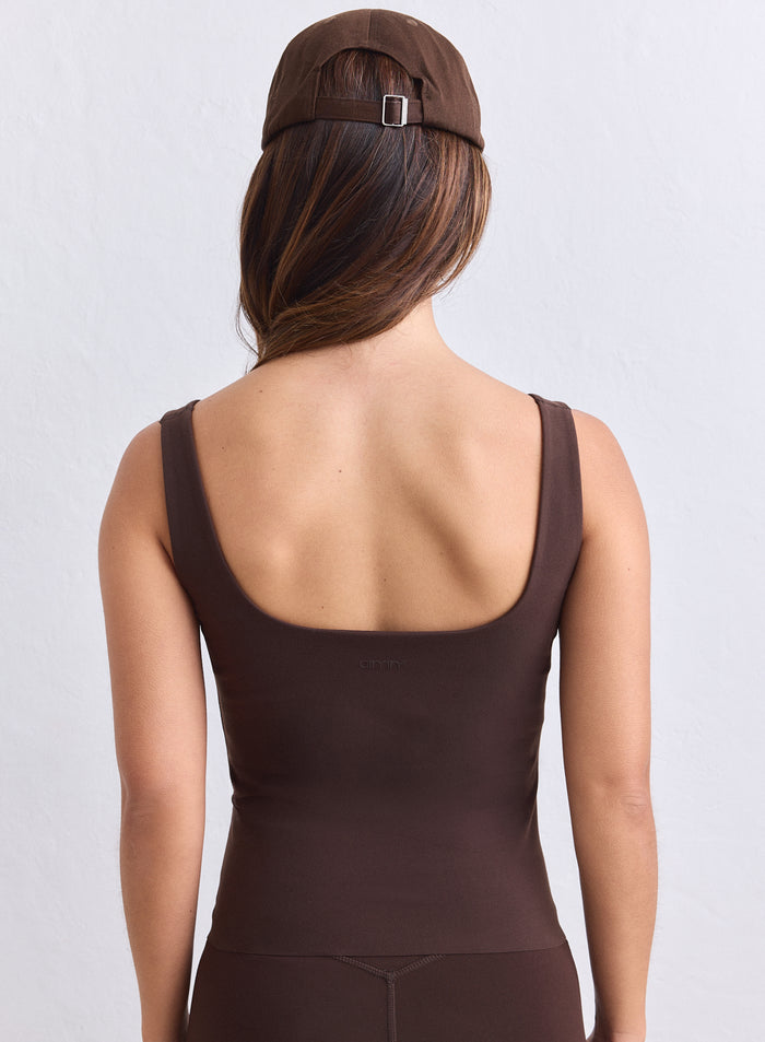 Suklaanruskea aim'n Sense Singlet, jossa on syvä selkäleikkaus ja leveät olkaimet. [S-165cm]