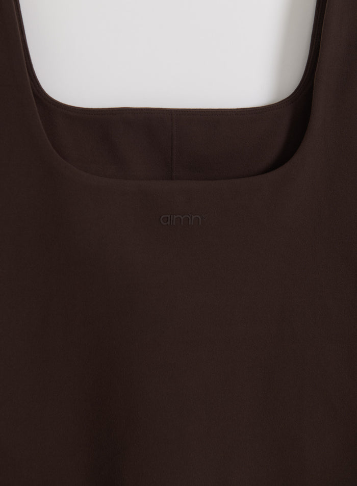 Suklaanruskea Sense Singlet -lähikuva, jossa on second skin -tuntu ja hienovarainen aim'n-logo.