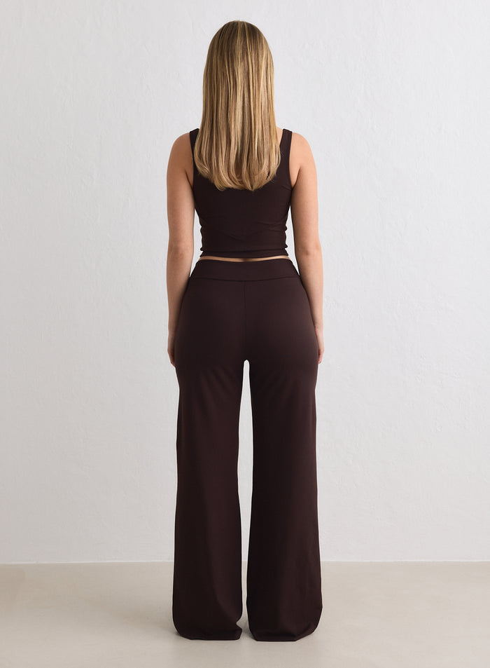 Pehmeät suklaanruskeat leveälahkeiset Sense Tall Pants -housut takaapäin kuvattuna. [M-170cm]