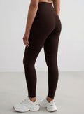 Suklaanruskeat korkeavyötäröiset aim'n Sense Tall Tights -treenitrikoot squat proof -pinnalla ja second skin -tunnulla.