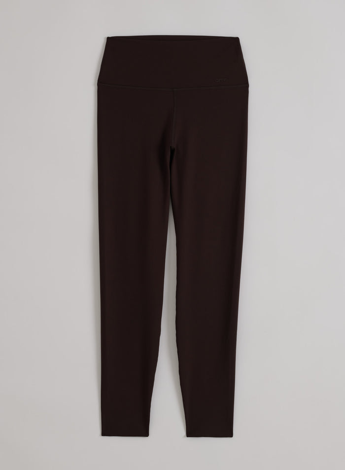 Suklaanruskeat korkeavyötäröiset aim'n Sense Tall Tights -trikoot flatlay-kuvassa, squat proof -muotoilu.
