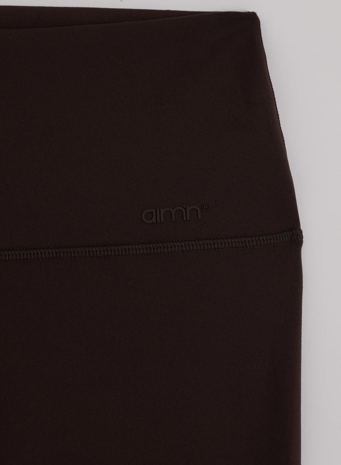 Suklaanruskeissa korkeavyötäröisissä Sense Tall Tights -trikoissa on hienovarainen aim'n-logo ja pehmeä second skin -kangas.
