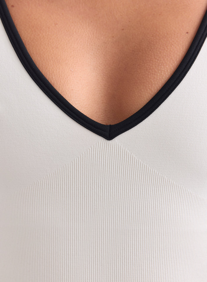 Black Cream aim'n shape seamless deep cut singlet v-pääntiellä ja ribatulla tekstuurilla. [XS-165cm]