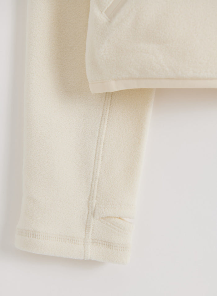 Kermanvaalea aim'n Stretch Fleece Zip Jacket pehmeällä fleecekankaalla ja hihansuun peukaloaukolla.