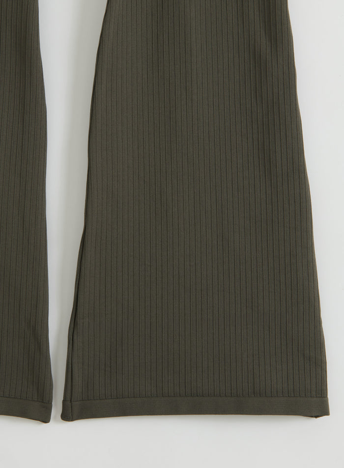 Lähikuva Dark Ivy Ribbed Seamless Flare Tall Tights -housuista, joissa näkyy ribbipintainen kangasrakenne