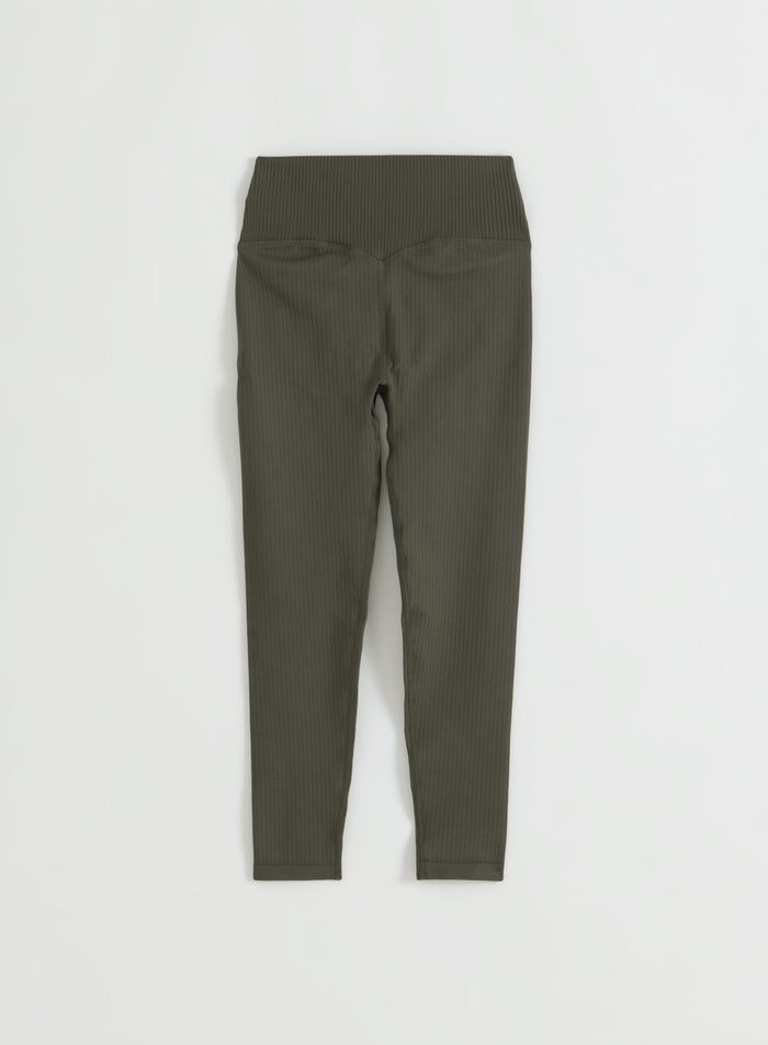Tummanvihreät Ribbed Seamless Tall Tights -tightsit takaapäin kuvattuna tasomallissa