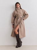 aim'n Espresso Waterproof Coat korkealla kauluksella ja vyötärövyöllä, stailattuna saappaiden kanssa. [M-178cm]