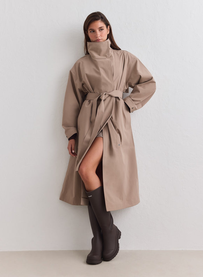 aim'n Espresso Waterproof Coat korkealla kauluksella ja vyötärövyöllä, stailattuna saappaiden kanssa. [M-178cm]