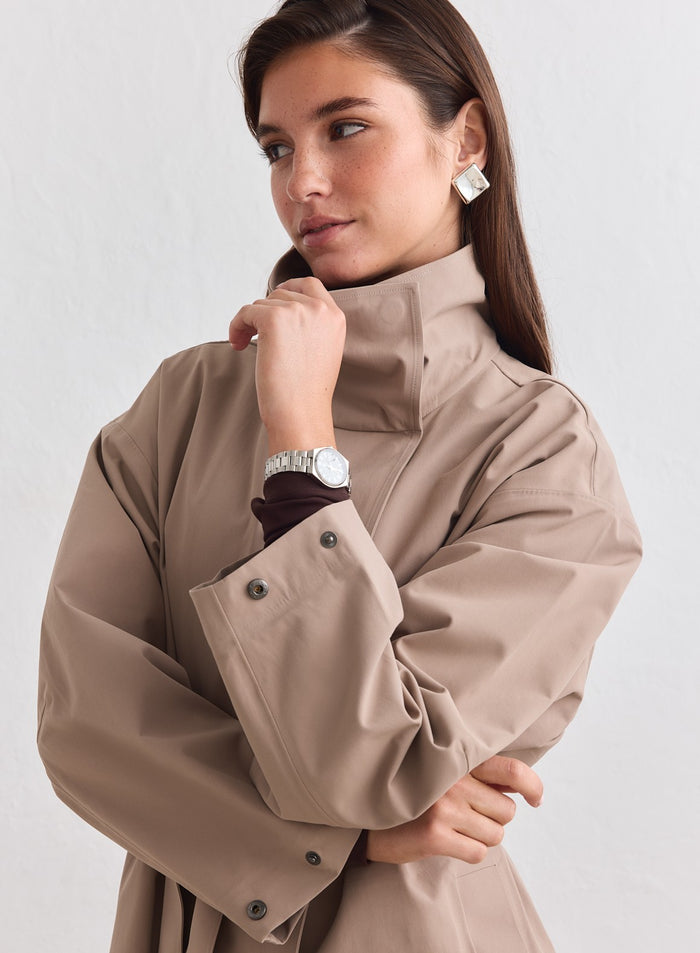 Beigenvärinen aim'n Waterproof Coat, jossa on ryhdikäs korkea kaulus ja rento siluetti. [M-178cm]