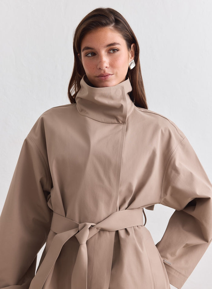 Espresso-sävyinen aim'n Waterproof Coat korkealla kauluksella ja solmittavalla vyöllä. [M-178cm]