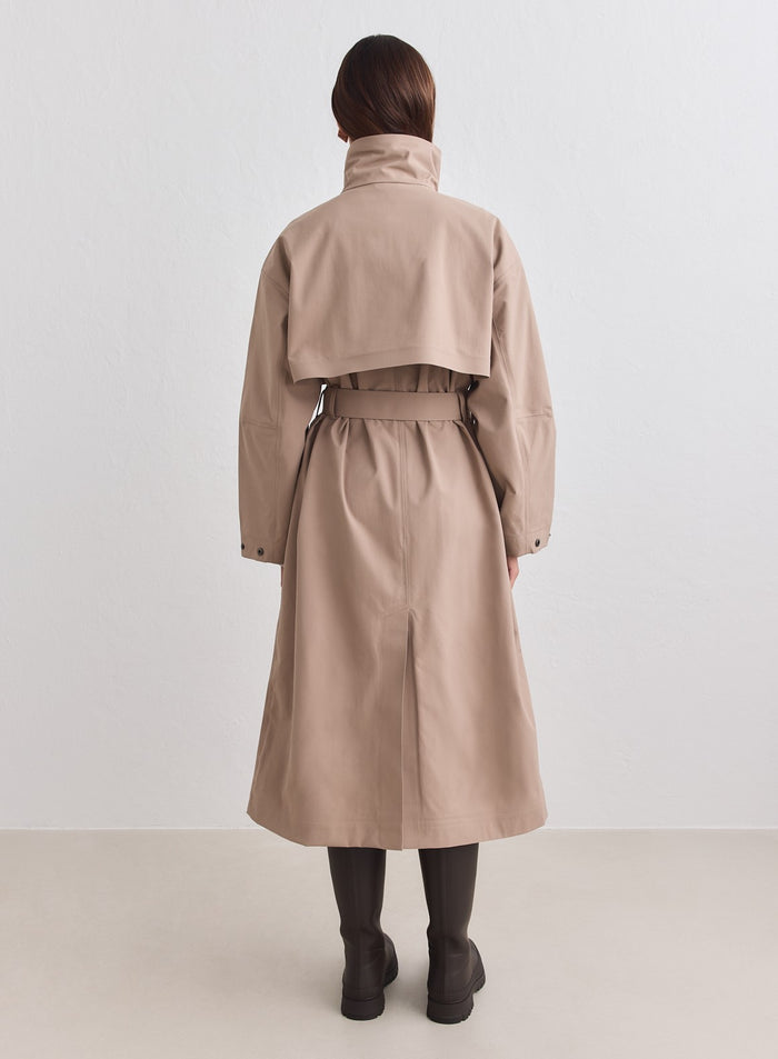 Espresso aim'n Waterproof Coat takaapäin, jossa tuuletettu selkäosa ja vyötärövyö. [M-178cm]