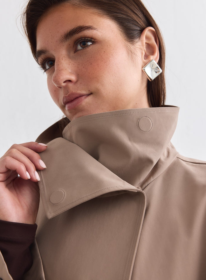 Lähikuva Espresso Waterproof Coat -takista, jossa on ryhdikäs korkea kaulus ja painonappiyksityiskohta. [M-178cm]