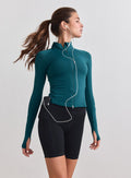 Laguuninsininen aim'n Running Zip Long Sleeve puolivetoketjulla ja peukaloaukoilla mustien shortsien kanssa. [M-178cm]