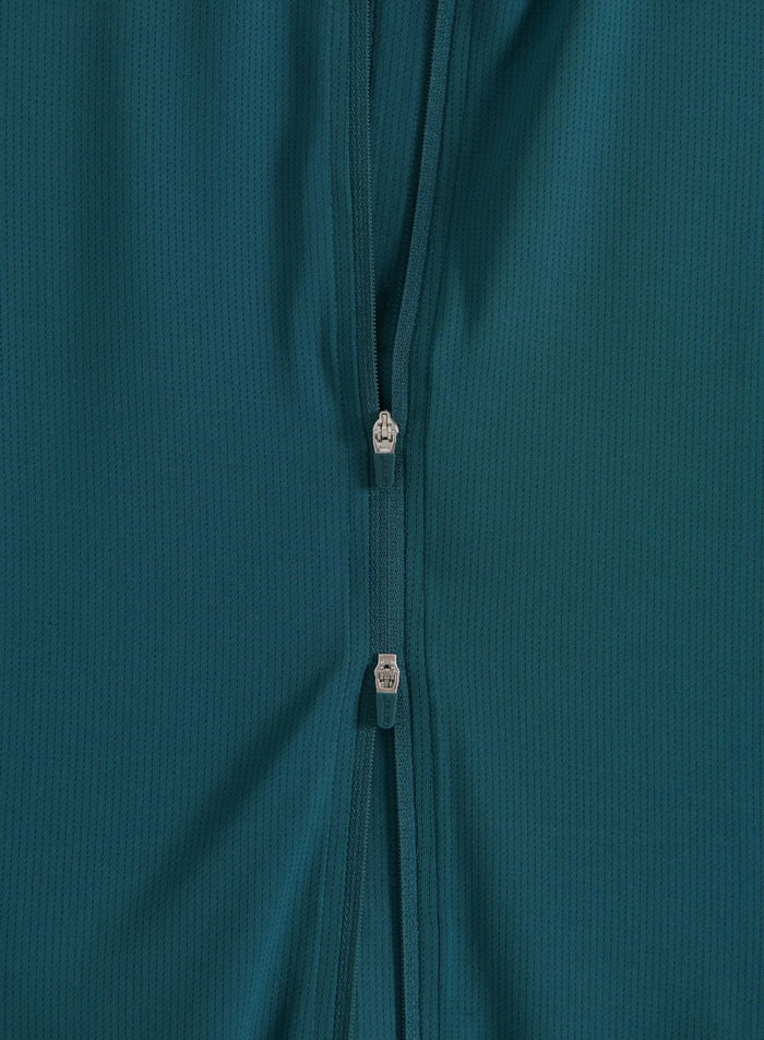 Lähikuva lagoon-värisen Running Zip Long Sleeve -pitkähihaisen vetoketjuyksityiskohdasta
