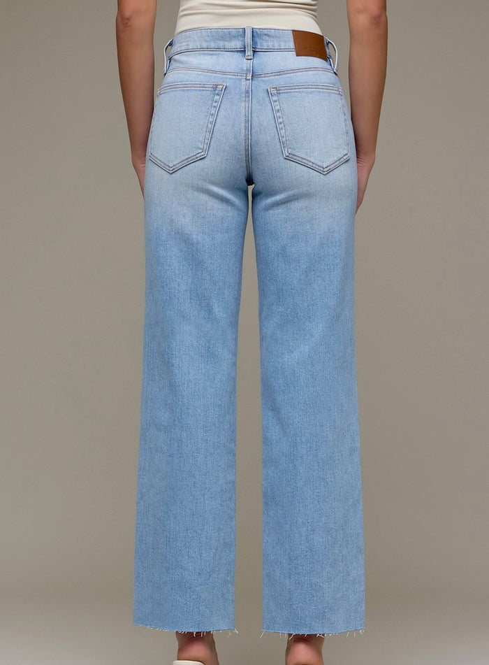 Medium Light Clean Stretch Mid Rise Classic Straight