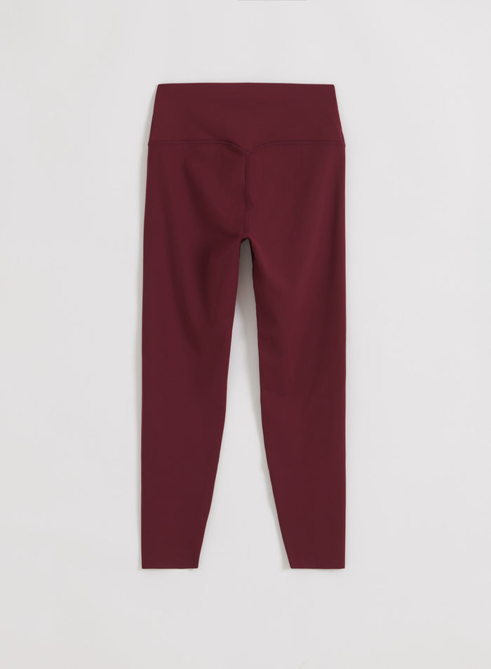 Merlot-väriset korkeavyötäröiset aim'n Sense Tights -treenitrikoot flatlay-kuvassa, voinpehmeää second skin -kangasta.