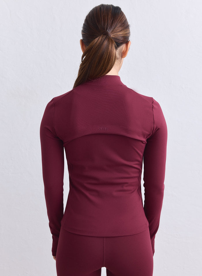 Viininpunainen merlot Sense Zip Jacket takaapäin; selän tuuletuskaarto ja aim'n-logo. [XS-165cm]