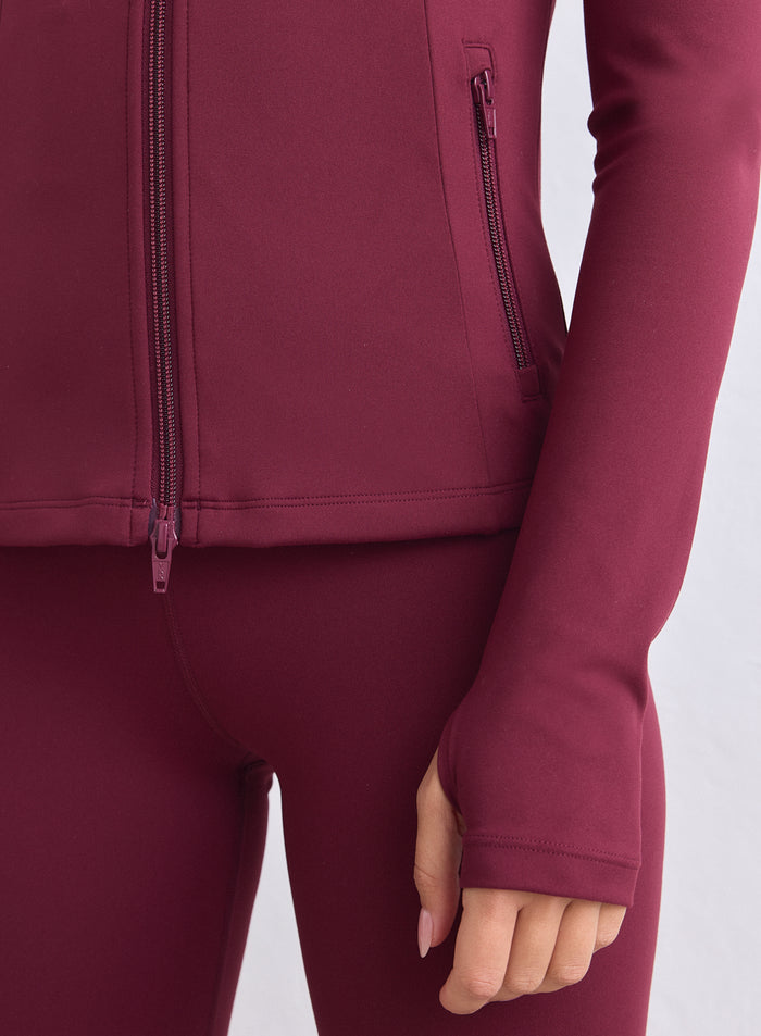 Merlot-värinen aim'n Sense Zip Jacket second skin -kankaasta kaksisuuntaisella vetoketjulla ja peukaloaukoilla. [XS-165cm]