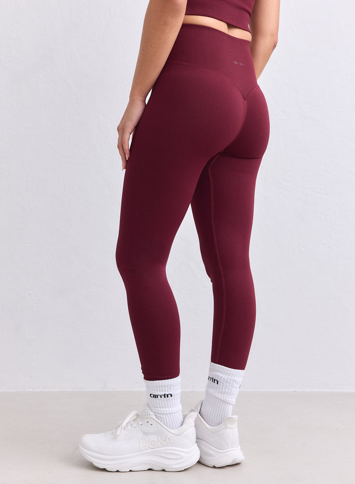 Merlot-punaiset korkeavyötäröiset aim'n Shape Seamless Petite Tights -tightsit invisible scrunch -ominaisuudella. [XS-165cm]