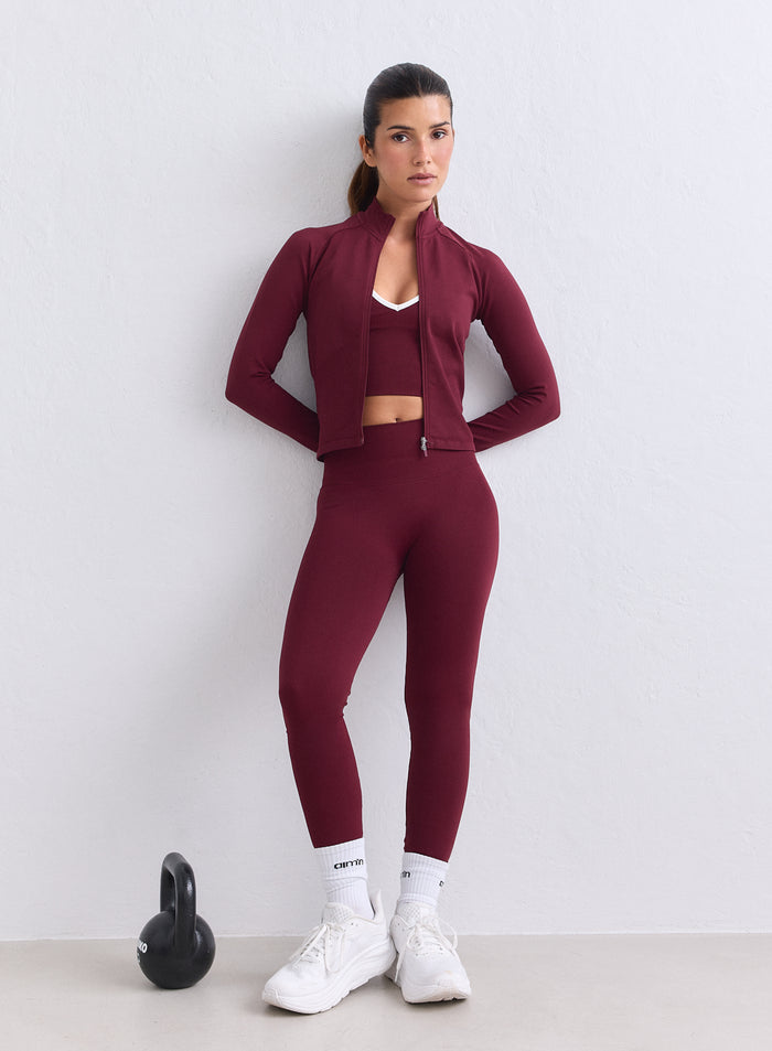 Merlot-väriset korkeavyötäröiset aim'n Shape Seamless Petite -trikoot, vetoketjutakki ja valkoiset tennarit. [XS-165cm]