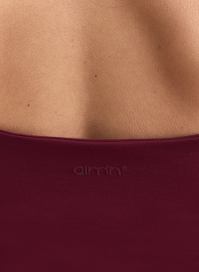 Kohokuvioitu aim'n-logo merlot-värisen Shape Seamless Strap Singlet -topin selkäosassa. [XS-165cm]