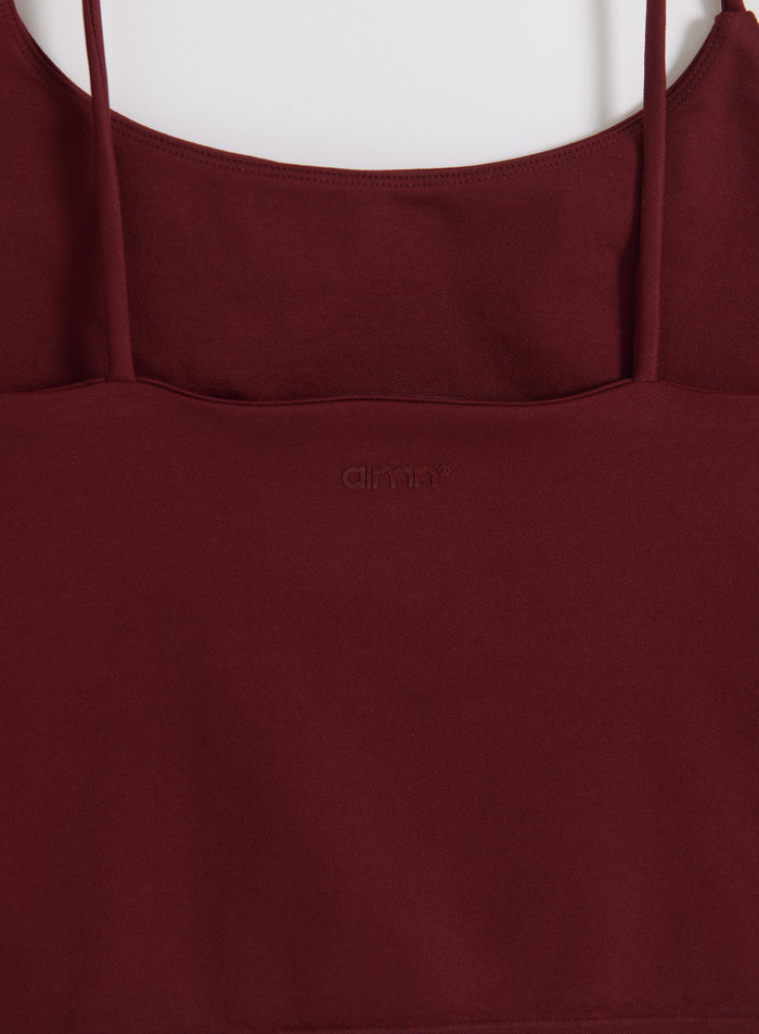Merlot Shape Seamless Strap Singlet -topissa on ohuet olkaimet ja hienovarainen sävy sävyyn oleva aim'n-logo selässä.