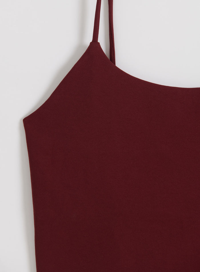 Merlot-värinen aim'n Shape Seamless Strap Singlet ohuilla olkaimilla ja pehmeällä second skin -tunnulla.