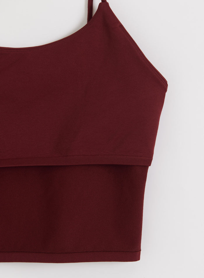 Merlot-värinen aim'n Shape Seamless Strap Singlet -toppi ohuilla olkaimilla ja sileällä second skin -tunnulla.