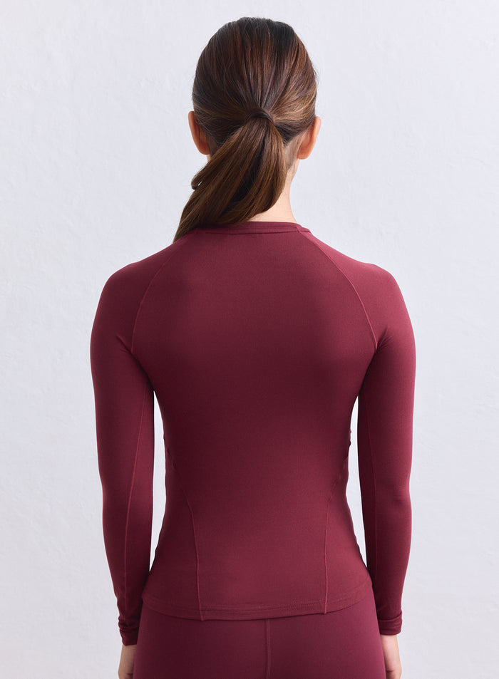 Merlot aim'n Soft Basic Long Sleeve second skin -tuntumalla ja raglanhihoilla takaapäin. [S-165cm]