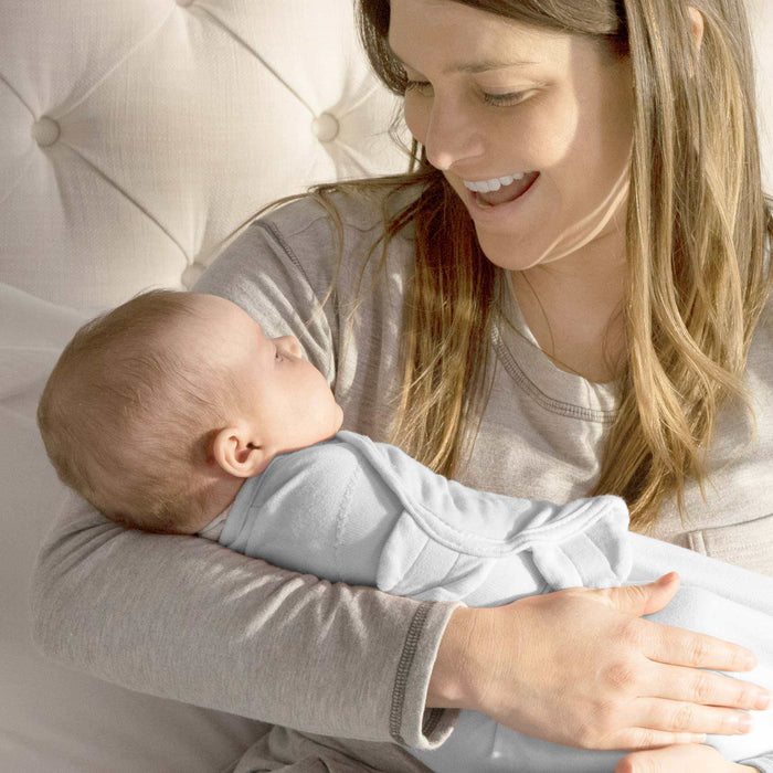 SwaddleMe by Ingenuity Original baby swaddle size L for 3-6 months made of 100% cotton with adjustable wings and secure hook-and-loop closures