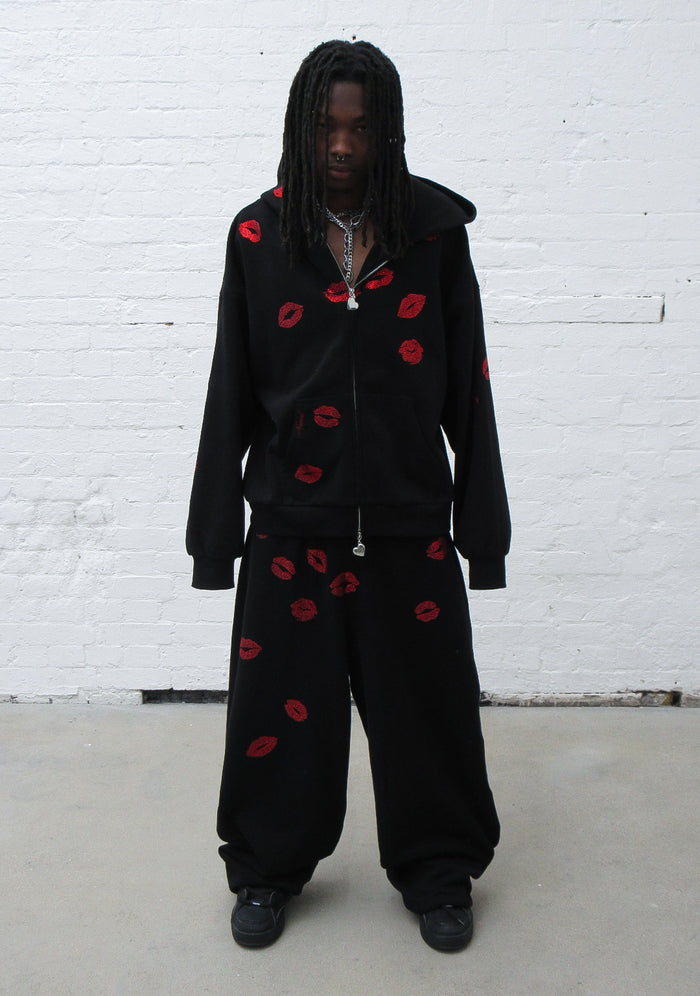TEASE RHINESTONE KISS OVERSIZED SWEATPANTS BLACK