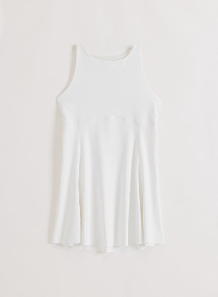 Tyylikäs valkoinen aim'n Sense High Neck Dress levenevällä helmalla selkeässä flatlay-asetelmassa.